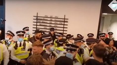 Do sídla televízie ITN vnikli antivaxeri. Situáciu riešila polícia