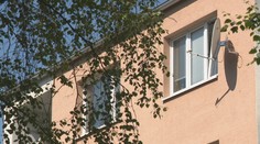 Prípad chlapca, ktorý vypadol z okna v Novom Meste nad Váhom: Susedia nešetria na matku slovami chvály