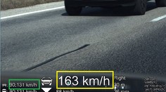 Dvaja vodiči si neďaleko Šale urobili preteky na ceste medzi obcami