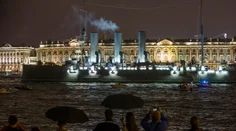 Legendárny krížnik Aurora sa vracia na Petrohradské nábrežie