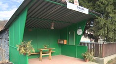 Lavička, stôl, knižnica či obrazy. V Novej Bani si môžete adoptovať zastávku a prerobiť si ju aj na obývačku