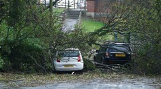 Sever Británie zasiahol silný vietor, dvoch mužov zabili padajúce stromy