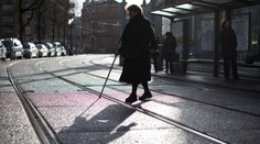 Lekári radia ľuďom v Nemecku, aby sa na ľade pohybovali ako tučniaky