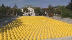 Pred úradom vlády ležia žlté prilby. Priemyselníci protestujú proti zvyšovaniu cien energií