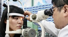 Lekár bol šokovaný: V oku ženy našiel živé včely