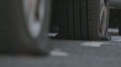 Útoky na SUV-ečka naberajú na obrátkach. Ekologickí aktivisti vypustili desiatky pneumatík už aj v Česku