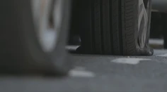 Útoky na SUV-ečka naberajú na obrátkach. Ekologickí aktivisti vypustili desiatky pneumatík už aj v Česku