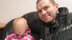 Detský plač neutíchal. Matka si na päť hodín odskočila, o jej ročnú dcérku sa museli postarať policajti