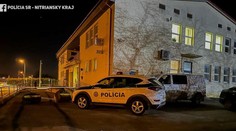Maskovaný a ozbrojený muž prepadol poštu v Nitre. Polícia prosí ľudí o pomoc