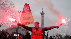 Štvrtý celoštátny protest vo Francúzsku: Štrajkujú už aj učitelia, lekári, právnici a iní