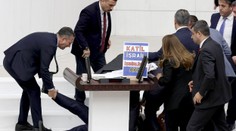 Turecký poslanec, ktorý v parlamente hromžil na Izrael, zomrel na infarkt