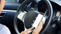 Používate mobil za volantom a jazdíte rýchlo? Polícia chce rázne potrestať nezodpovedných vodičov