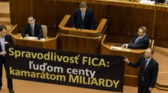 Odvolávajú premiéra Fica