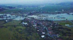 Zábery z dronu na zatopenú obec Dubové: Voda odrezala od okolia jeden rodinný dom