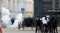 Dvaja policajti v Paríži utrpeli zranenia pri útoku demonštrantov