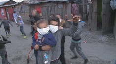 Mnohí Rómovia z osád sa stále pohybujú bez rúšok a prehrabávajú sa v kontajneroch