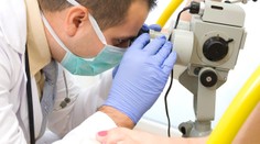 Gynekológ si fotil nahé pacientky počas vyšetrenia