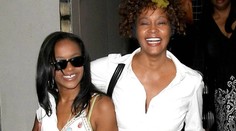 Šokujúce informácie o dcére Whitney Houston. Pila už v 15-tich a drogovala s mamou
