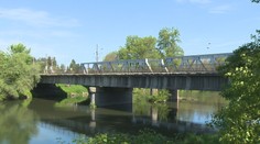 Vodiči na juhu sa musia pripraviť na zdĺhavé obchádzky. Vyťažený most nad Hronom zbúrajú