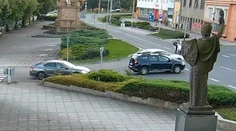 VIDEO: Čech utekal pred políciou, prefrčal cez križovatku. Motorkárku zachránil od stretu pohotový manéver