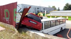 Youtuber, ktorý havaroval opitý, zatiaľ pred súd nejde