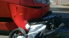 Nehoda v hlavnom meste: Motorkár skončil po zrážke s električkou v nemocnici