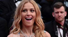Česká modelka šokovala v Cannes. Každý prsník niekde inde!