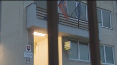 Muž im ušiel zo stanice v Seredi po drogovom zásahu. Policajti teraz pre chyby spoznali tresty