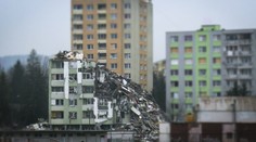 VIDEO: Bytovka je po treťom dni takmer zbúraná, špeciálny stroj sa vracia do Česka