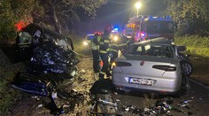 Mladá vodička na Alfe Romeo dostala šmyk a totálne zdemolovala oproti idúce auto. Pri zrážke zahynula