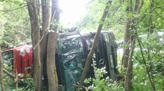 Kuriózna dopravná nehoda pri Prievidzi: V zákrute sa prevrátil kamión naložený novými autami