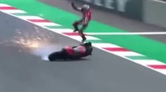 VIDEO: Hrôzostrašný pád jazdca stajne Ducati. Motorka ho vymrštila v rýchlosti 350 km/h