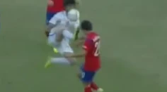 VIDEO: Futbalista predviedol prvotriedne kung-fu do súperovej hlavy