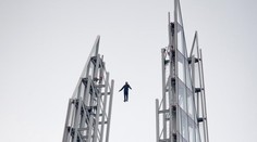 Svetoznámy iluzionista si urobil hanbu. Zabudol zamaskovať drôty, ktoré ho držali