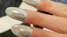 Chcela pekné okrúhle gélové nechty. Na výsledku sa smeje celý svet