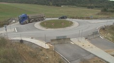 Kruhový objazd pri Prešove postavili načierno na súkromných pozemkoch. Nové odbočky pritom nikam nevedú