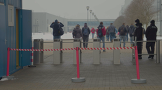 Fabriky už pociťujú výpadky zamestnancov a chystajú krízové plány. Nastúpiť by mohli aj pozitívni