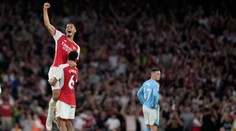 V šlágri kola sa tešil Arsenal, keď zdolal City. Liverpoolu nestačili na výhru dva góly Salaha