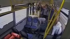Hrozivá nehoda autobusu na kamere. Ženy katapultovalo zo sedadiel