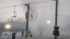 VIDEO: Kuriózny incident na zjazdovke. Lyžiarov ohrozoval gejzír z prasknutého potrubia