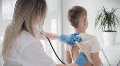 Dva prípady čierneho kašľa v bratislavskej škole. Zvýšený počet evidujú aj v najväčšej detskej nemocnici