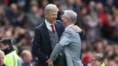 Wenger dostal darček od najväčších rivalov. Takto si ho uctili Ferguson s Mourinhom