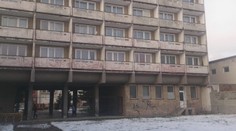 Tragédia na Kysuciach: Študent vypadol z balkóna na internáte!