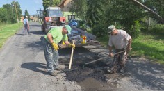 Starostovia v okolí Levíc sa už výtlkmi nenervujú. Opravujú si ich sami