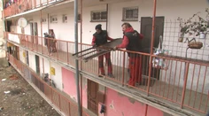 Demolačná čata na rómskom sídlisku v Prešove: Nelegálne prerábky museli ísť preč