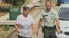 Po narodeninách do policajnej cely. Opitá žena v požičanom aute ničila, čo jej stálo v ceste