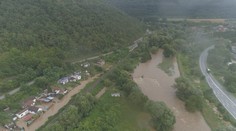 FOTO a VIDEO: Voda zaliala cesty, záhrady, domy aj autá. Katastrofálne záplavy v okolí Rožňavy