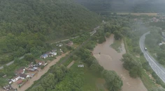 FOTO a VIDEO: Voda zaliala cesty, záhrady, domy aj autá. Katastrofálne záplavy v okolí Rožňavy