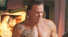 Šesdesiatjedenročný Mickey Rourke sa pochválil plastikovým bruchom