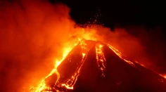 Sicílska sopka Etna chrlí lávu. Obyvateľov varovali pred únikom sopečného popola